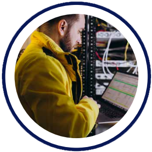 Técnico trabajando en un rack de telecomunicaciones