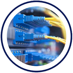 Conectores de fibra óptica en un bastidor